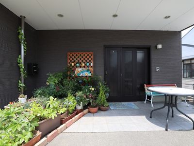 緑あふれる施設のエントランス