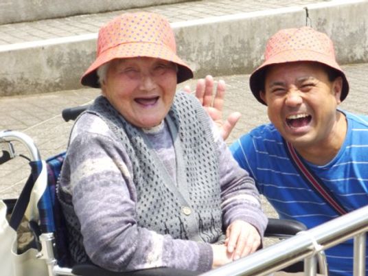 笑顔の利用者と職員