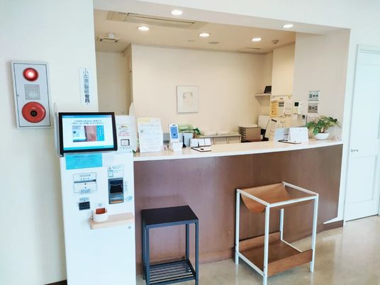明るい受付カウンター  