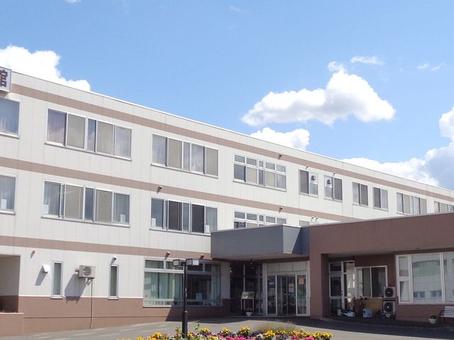 明るい外観の建物 外観 ゆとりのある入り口が印象的な建物です。外にはベンチも備えられ、心地よい時間を過ごせます。