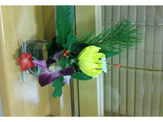 花の置物がある廊下  