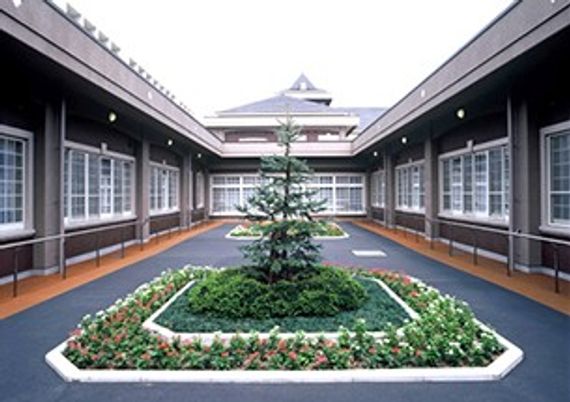 緑豊かで明るい中庭