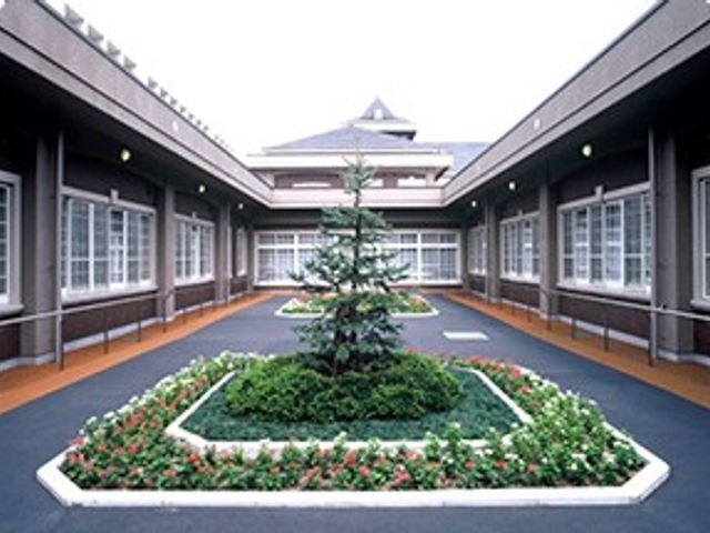 緑豊かで明るい中庭 中庭 緑が豊かな中庭では、開放的な空間が広がっています。リフレッシュに最適ですので是非ご覧ください。