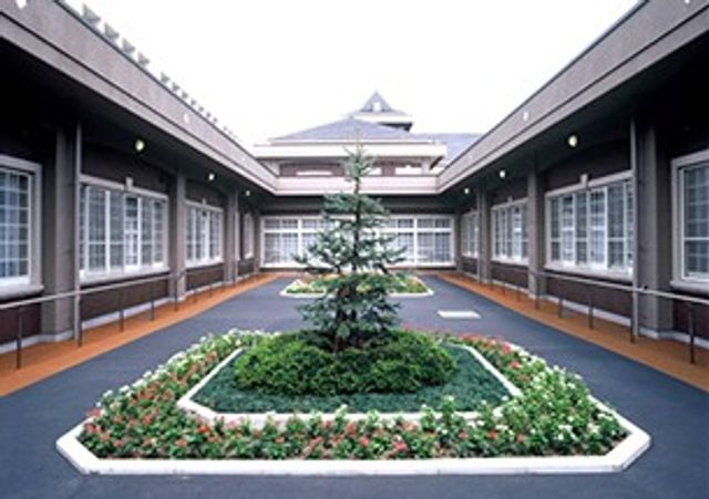緑豊かで明るい中庭 中庭 緑が豊かな中庭では、開放的な空間が広がっています。リフレッシュに最適ですので是非ご覧ください。