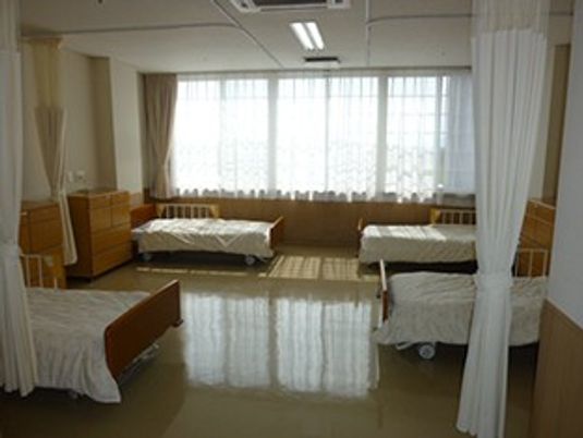 明るい4人部屋