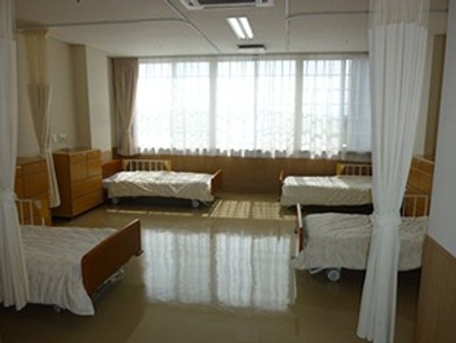明るい4人部屋 居室 自然光が優しく差し込む4人用の住空間です。個々のスペースが確保され、快適に過ごせます。