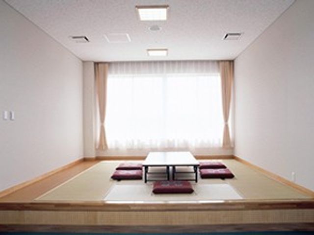 和室 和室 自然光が心地よい和室です。畳の上で、くつろぎの時間をお過ごしいただけます。
