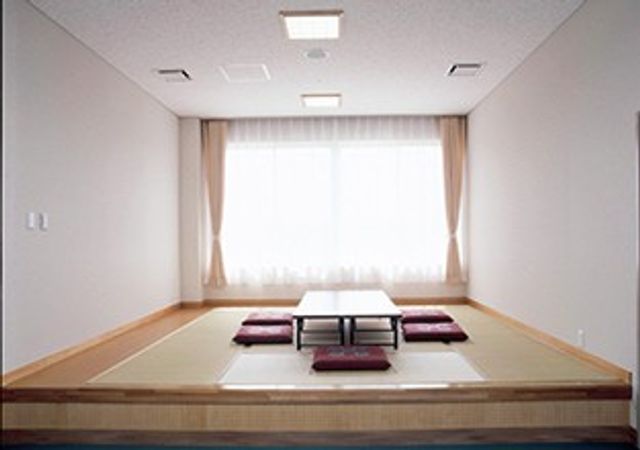 和室 和室 自然光が心地よい和室です。畳の上で、くつろぎの時間をお過ごしいただけます。