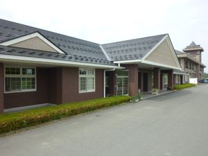 落ち着いた雰囲気の建物外観