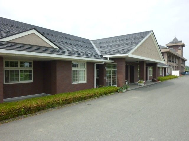 落ち着いた雰囲気の建物外観 外観 緑に囲まれた落ち着いた雰囲気です。広い駐車スペースも確保されています。