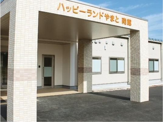 施設の玄関外観