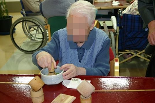 楽しそうに過ごす様子の共有スペース