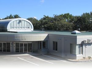 明るい建物外観  