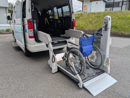 車椅子乗降用の車両  