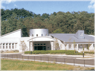 緑に囲まれた建物外観