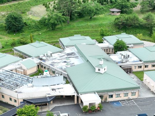 緑に囲まれた施設外観  