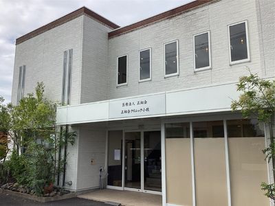 白い建物の外観