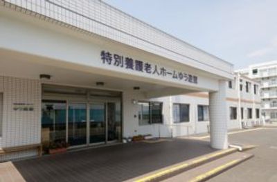 人が行き交う外観