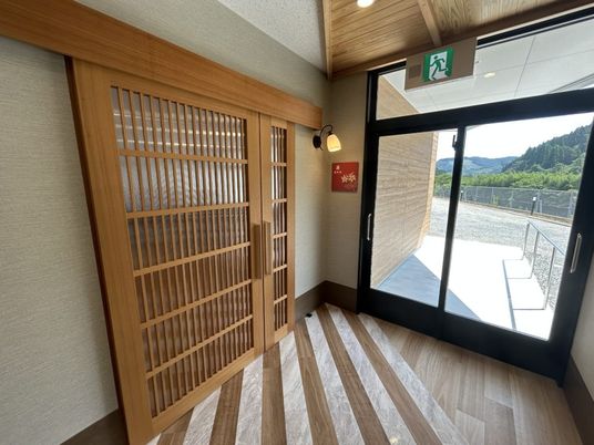 自然光が差し込む廊下