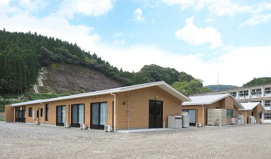 自然に囲まれた外観