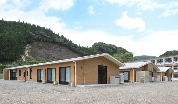 自然に囲まれた外観