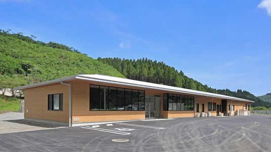 緑に囲まれた建物外観