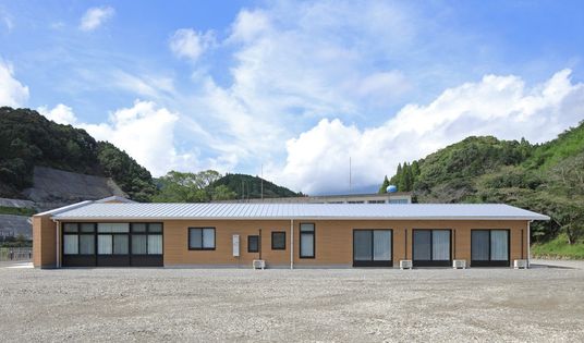 自然に囲まれた建物外観
