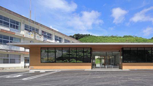 自然豊かな施設外観