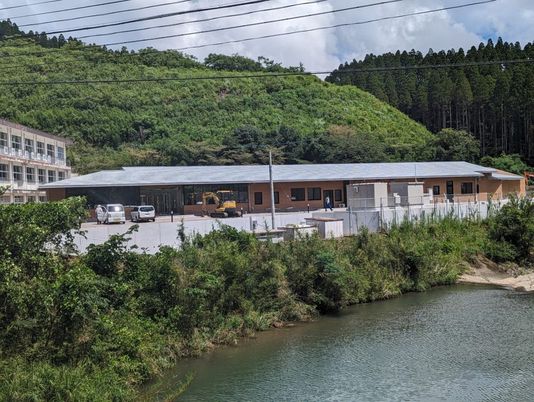 自然に囲まれた建物外観
