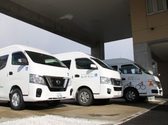 送迎車が並ぶ外観  