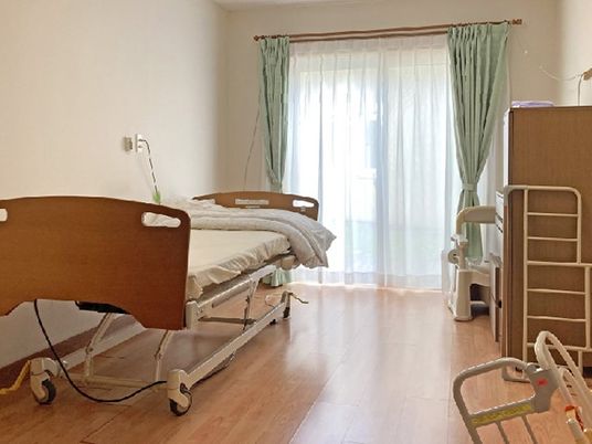 窓辺にベッドのある居室  