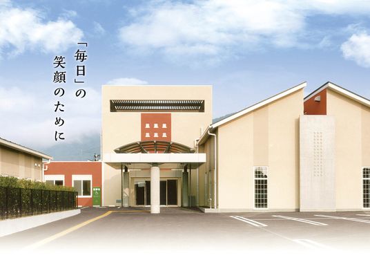 明るい外観の建物前  