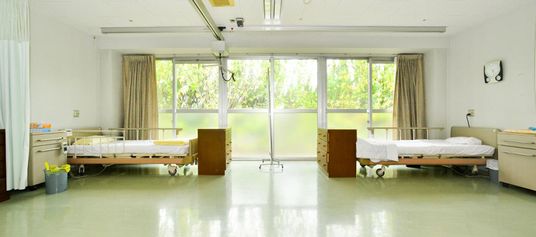 窓から自然光が差し込む居室