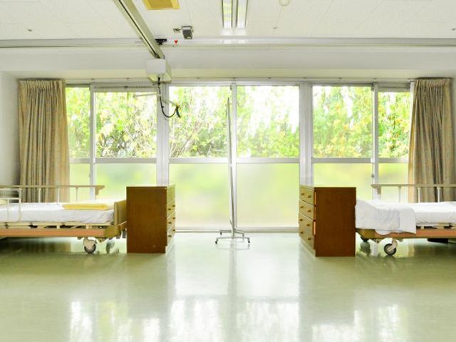 窓から自然光が差し込む居室 居室 大きな窓から自然光がたっぷり入る居室です。清潔感があり、快適に過ごせる環境になっています。