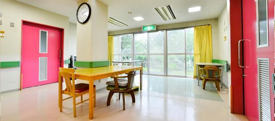 自然光が入る広い部屋