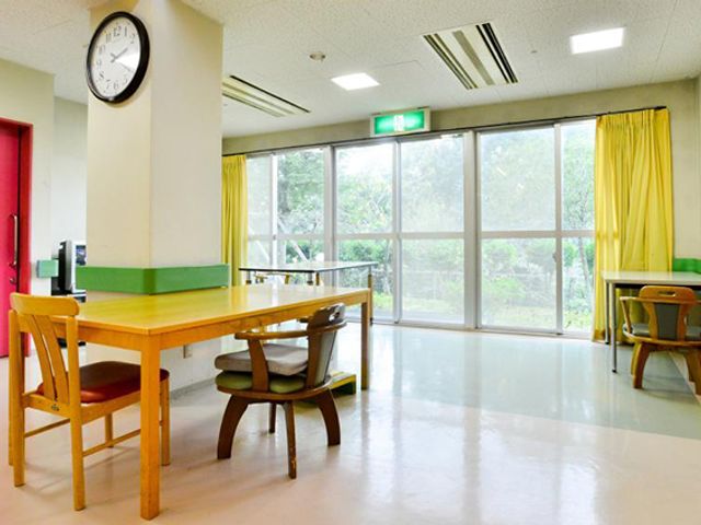 自然光が入る広い部屋 リビング 明るく広々とした空間で、自然光がたっぷり入ります。くつろぎの場所として最適です。