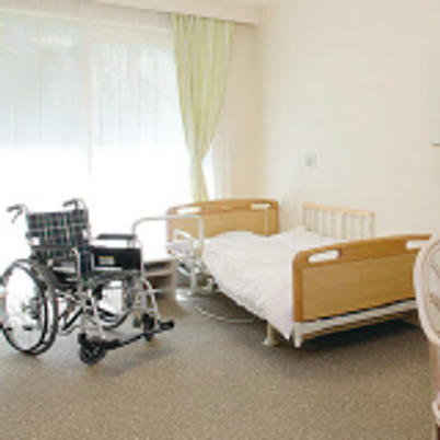 ベッドと車椅子がある部屋
