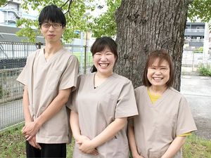 屋外で並ぶスタッフ  