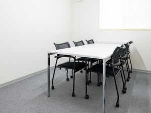 明るい会議室の机  