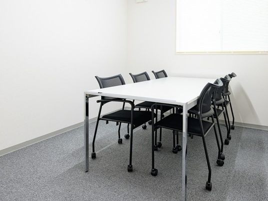 明るい会議室の机  