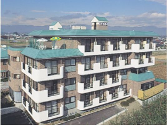 広々とした建物外観