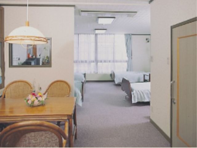 居心地の良い居室 居室 ゆったりとした空間の居室です。椅子とテーブルが置かれた応接スペースもあり、訪れる方とのひと時を大切にできます。