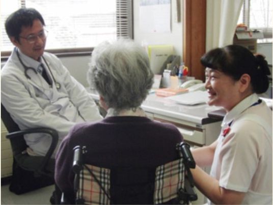 医師と介護職員の会話