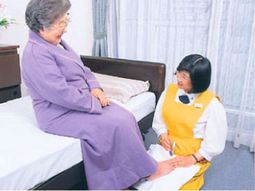 笑顔で対話するスタッフと利用者