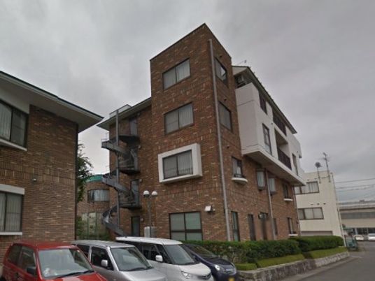 茶色の外壁が印象的な建物