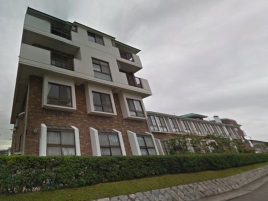 多階層の白亜の建物