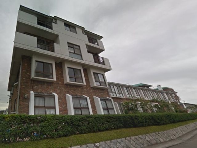 多階層の白亜の建物 外観 広々とした敷地に立地する清潔感のある建物です。緑豊かな環境で働くやりがいを感じていただけるでしょう。