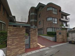 緑豊かな外観の建物