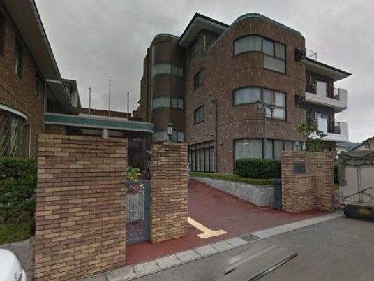 落ち着いた色合いの外観