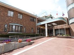 外観の落ち着いた建物